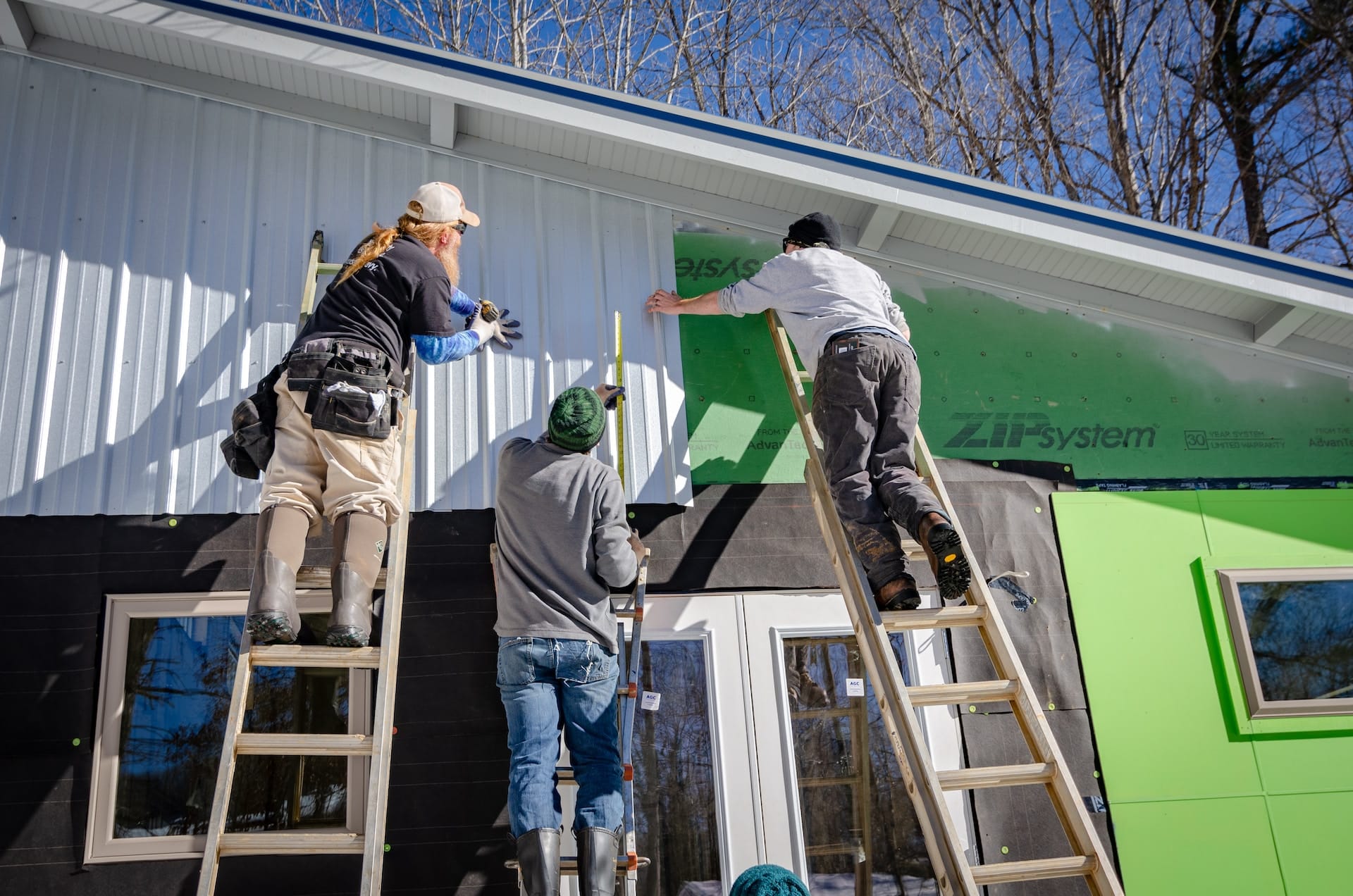 Contractors installing siding on a house, representing mistakes in builder's liens